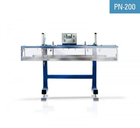 Automatyczny podajnik kątowników NEWECO PN-200 jest przeznaczony do podawania kątowników z PCV, aluminiowych i stalowych do oklejarek kątowników siatką z włókna szklanego.